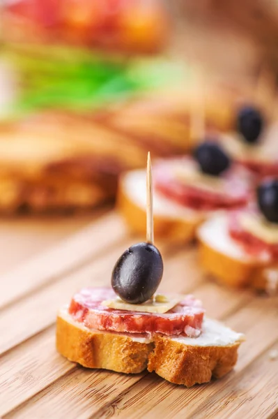 Sanduíches de salsicha, queijo e azeitonas — Fotografia de Stock