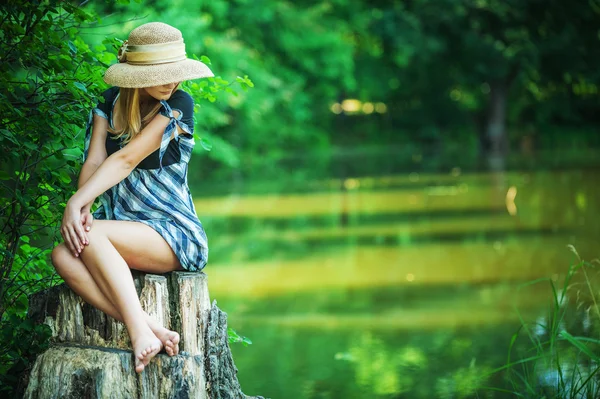 Jonge vrouw op stub — Stockfoto