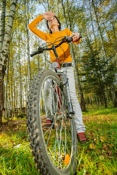 Menina bonita andar de bicicleta — Fotografia de Stock