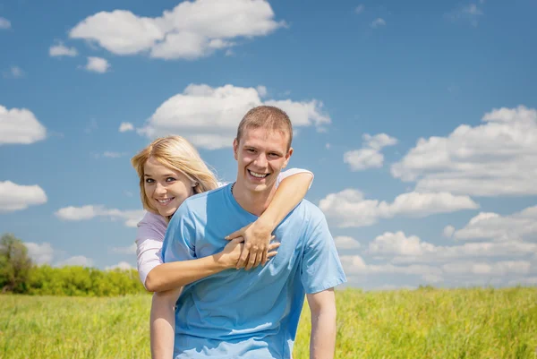 Giovane donna abbracciare l'uomo — Foto Stock