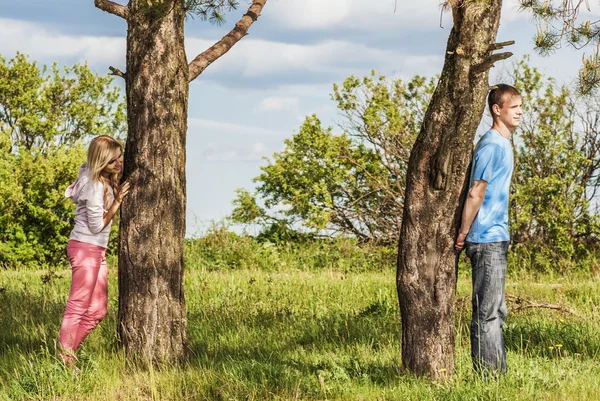 Bella ragazza che si nasconde dall'uomo — Foto Stock