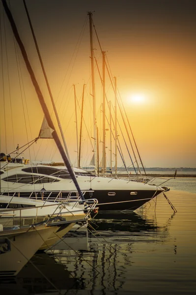 Yachts parkerad på förtöjning — Stockfoto