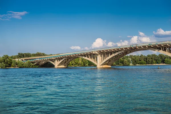 Pont de métro à travers la rivière Dnipro à Kiev — Photo