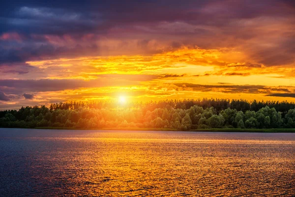 Solnedgång på floden — Stockfoto