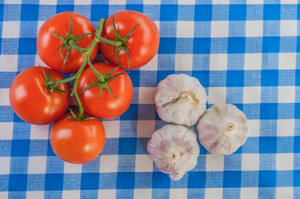 Zweig fünf Tomaten und Knoblauch — Stockfoto
