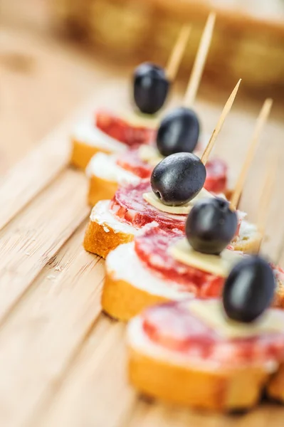 Sanduíches de salsicha, queijo e azeitonas — Fotografia de Stock