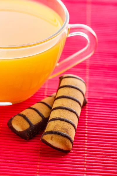 Suco de laranja e biscoitos — Fotografia de Stock