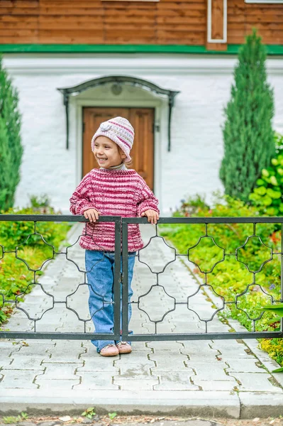 Kleines Mädchen im Park — Stockfoto