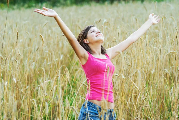 Young female stands in crop field — Stock Photo, Image