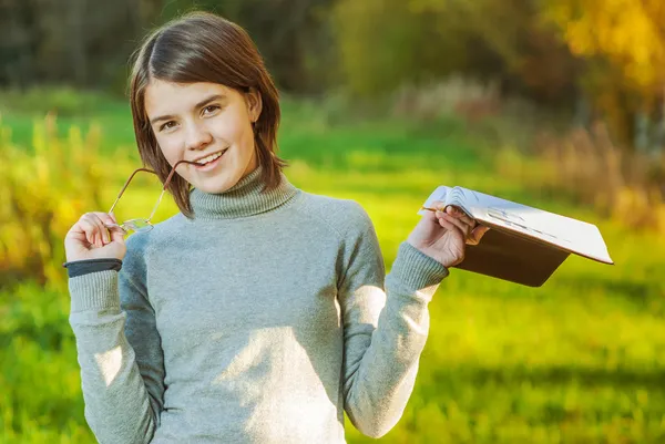 Retrato de menina com livro — Fotografia de Stock