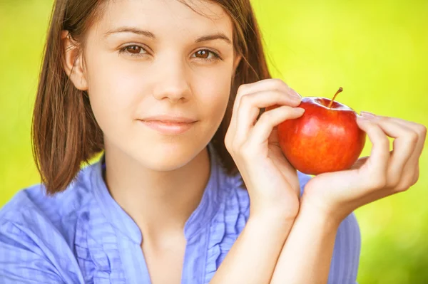 Νεαρή γυναίκα που κρατάει μήλο — Φωτογραφία Αρχείου