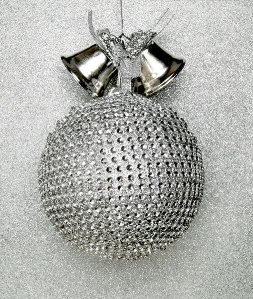 Nagy ezüst fenyő gömb — Stock Fotó