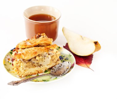 bir bardak çay ile elma ve armut pasta