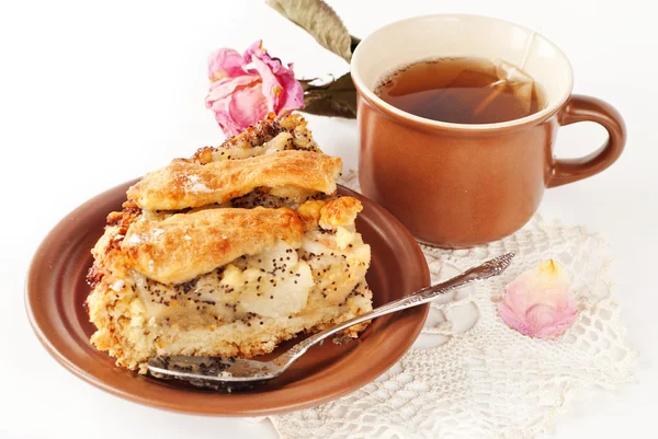 Tarta de manzana y pera con una taza de té —  Fotos de Stock