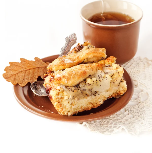 Apfel- und Birnenkuchen mit herbstlichem Eichenblatt — Stockfoto