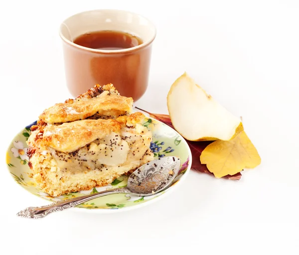 Torta de maçã e pêra com uma xícara de chá e folhas de outono — Fotografia de Stock