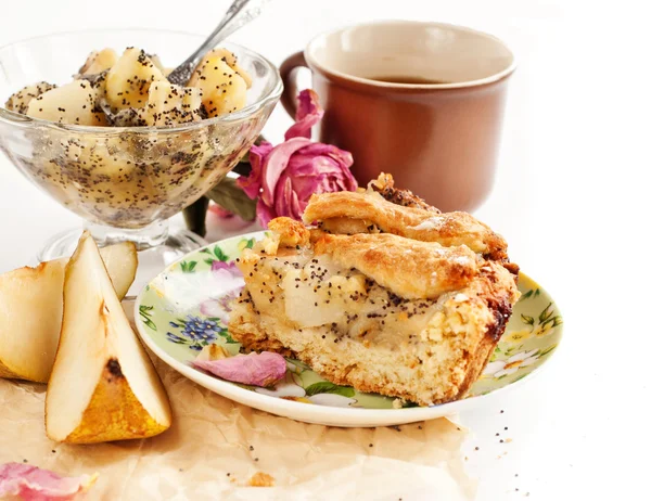 Apfel- und Birnenkuchen mit einer Tasse Tee und Marmelade — Stockfoto