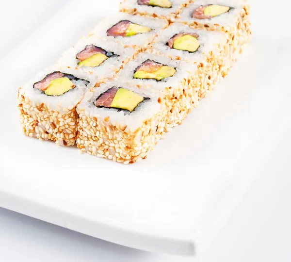 Sushi roll na bílé plotně — Stock fotografie