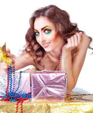 parlak bir makyaj ile gülümseyen güzel womanl