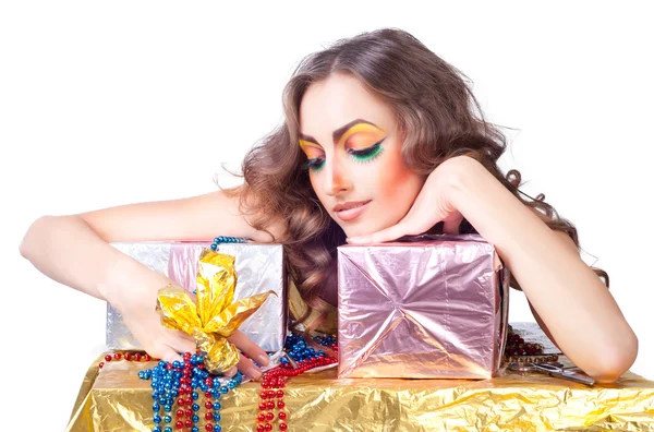 Mujer hermosa sonriente con maquillaje brillante —  Fotos de Stock