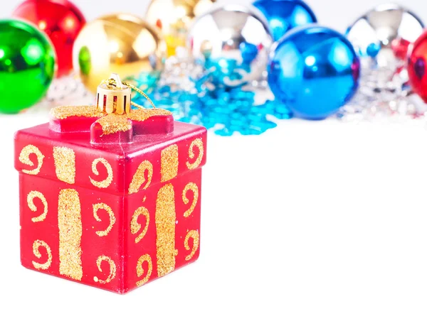 Fundo do ano novo com bolas de decoração colorida e caixa de presente — Fotografia de Stock