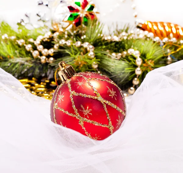 Fondo de año nuevo con bola de decoración —  Fotos de Stock