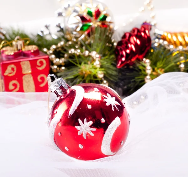 Año nuevo fondo con la decoración bola roja — Foto de Stock