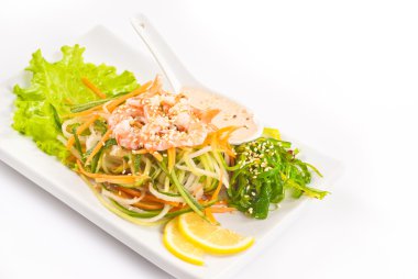 Ceviz soslu taze sebze salatası ve chuka salata
