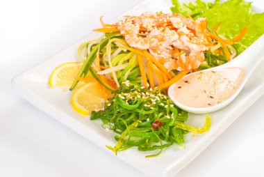 Ceviz soslu taze sebze salatası ve chuka salata