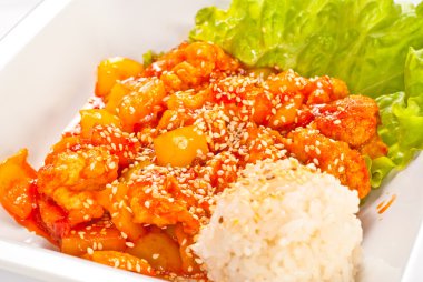 etli sebze ve pirinç tatlı-ekşi sos