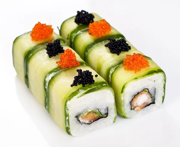 Rotolo di sushi sopra bianco — Foto Stock