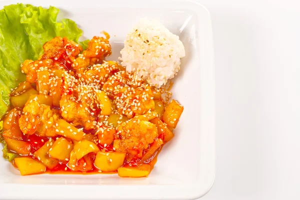 Carne com legumes e arroz em molho doce e azedo — Fotografia de Stock