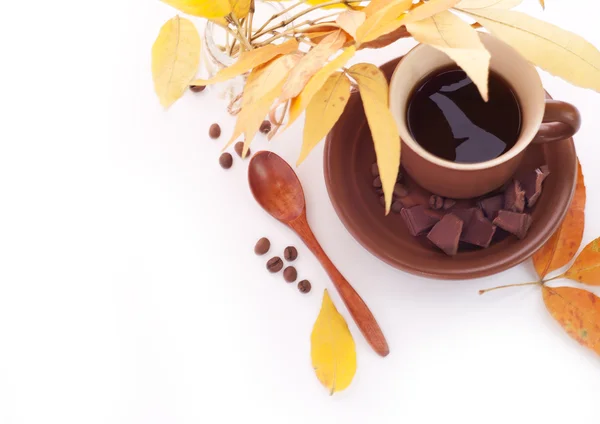 Hojas de otoño y taza de café, fondo del desayuno — Foto de Stock