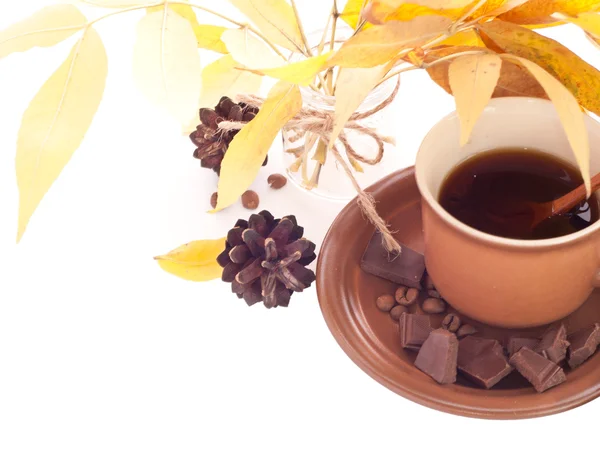 Sonbahar yaprakları ve bir fincan kahve, Kahvaltı arka plan — Stok fotoğraf