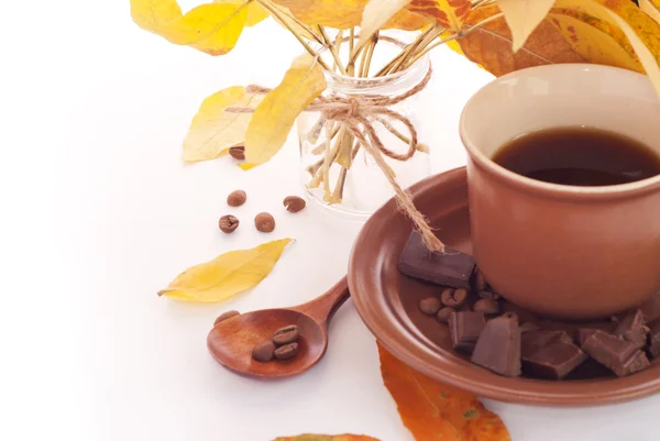 Foglie d'autunno e tazza di caffè, sfondo colazione — Foto Stock