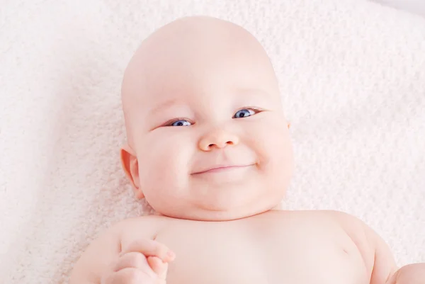 笑みを浮かべて青い目を持つ赤ちゃん — ストック写真