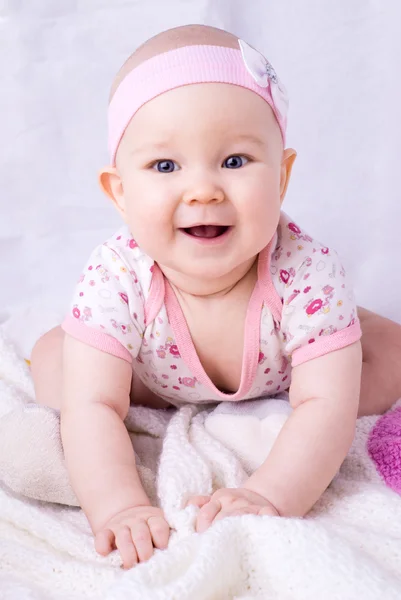 Bébé aux yeux bleus souriant — Photo