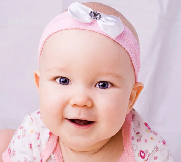 Bébé aux yeux bleus souriant — Photo