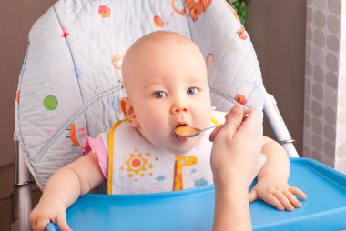 küçük bebeğim bir kaşıkla besleme