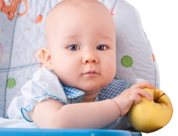 Bébé avec pomme jaune — Photo