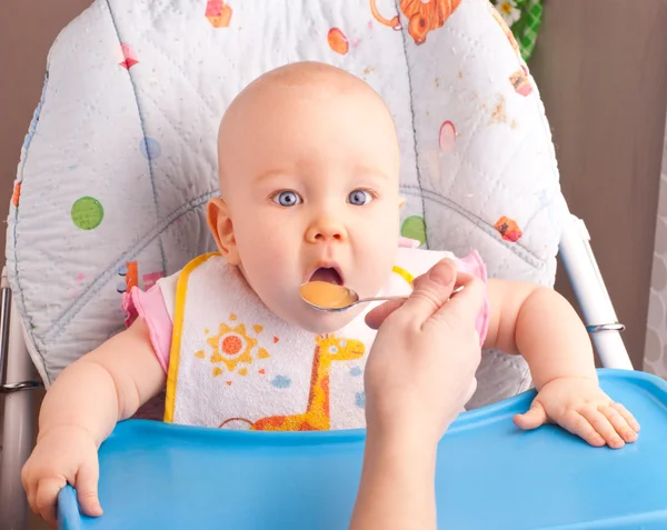 Petit bébé se nourrissant avec une cuillère — Photo