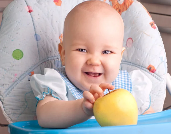 Bébé avec pomme jaune — Photo