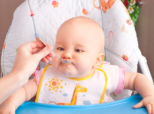 Petit bébé se nourrissant avec une cuillère — Photo