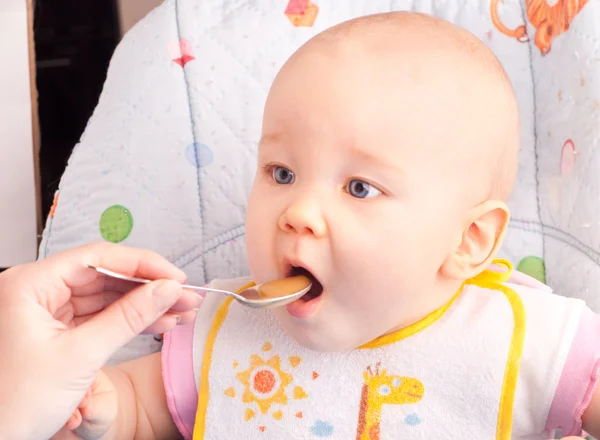 Petit bébé se nourrissant avec une cuillère — Photo