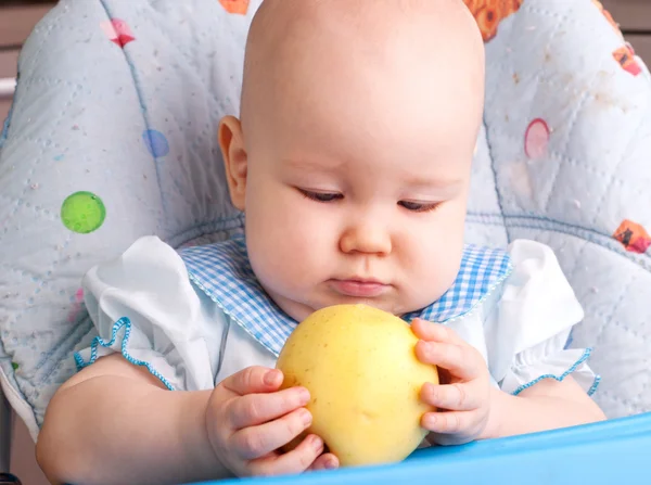 Bébé avec pomme jaune — Photo