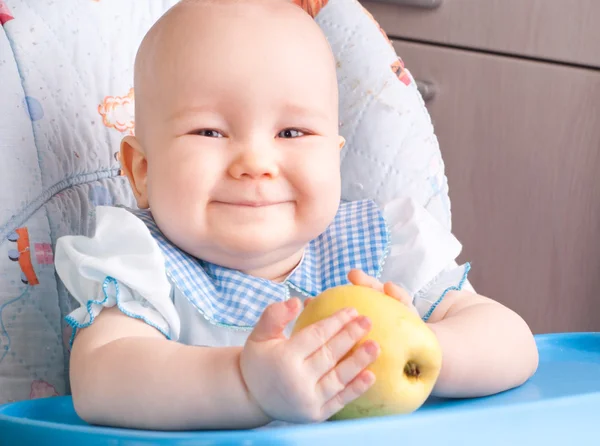 Bébé avec pomme jaune — Photo