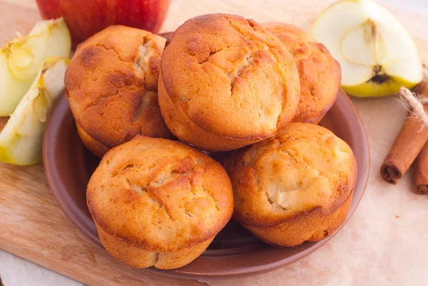 Muffins mit Apfel und Zimt — Stockfoto