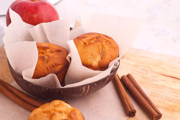 Muffins mit Apfel und Zimt — Stockfoto