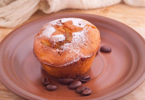 Muffin con estrella de azúcar glaseado y granos de café —  Fotos de Stock