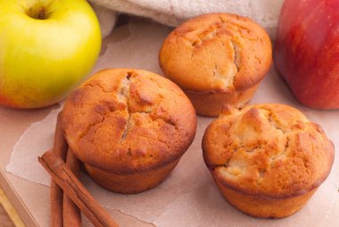 Muffins elma ve tarçın ile
